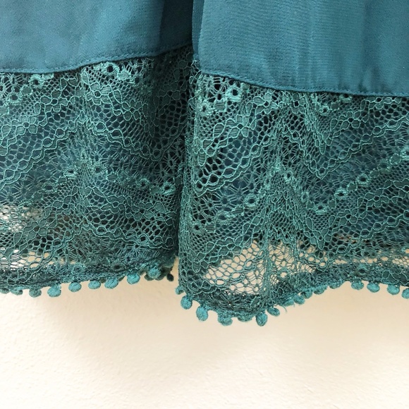 Doe & Rae Green Lace and Pleated Sleeveless Dress - Picture 3 of 8